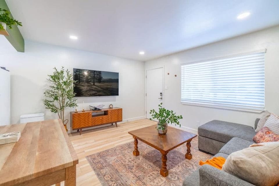 Luxe Loft - UNR Pet Friendly Hotel in Reno