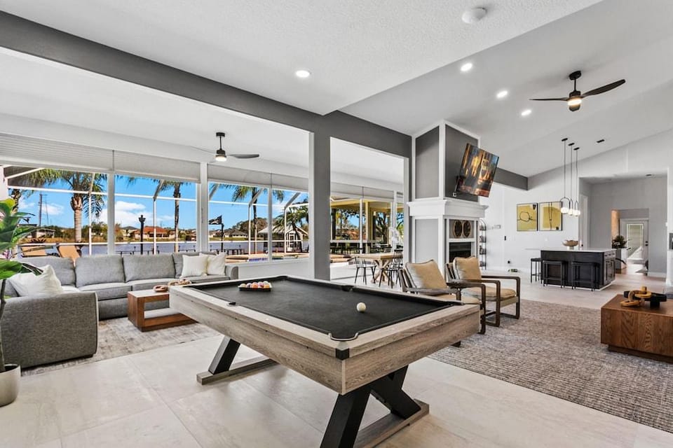Luxe Waterfront Hideaway w Pool & Pirate Ship Dock Hotel in Westchase