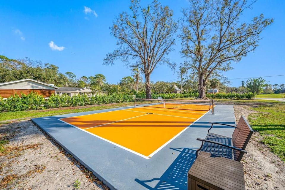 The Perfect Family Retreat w Pool and Games Hotel in Westchase