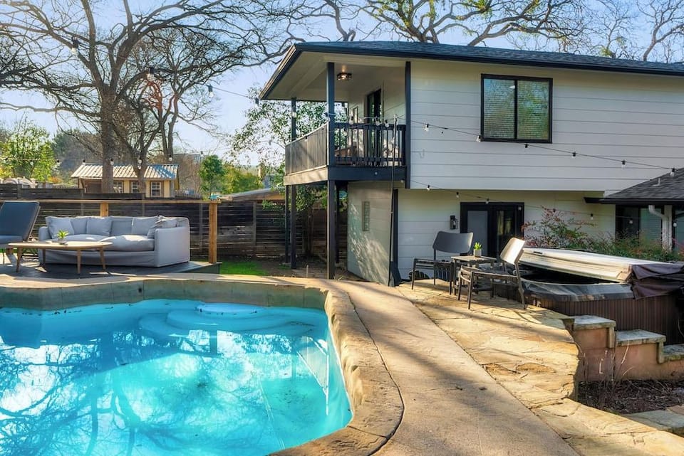 Luxury Zilker Home Pool Hot Tub Kitchen Hotel in Austin