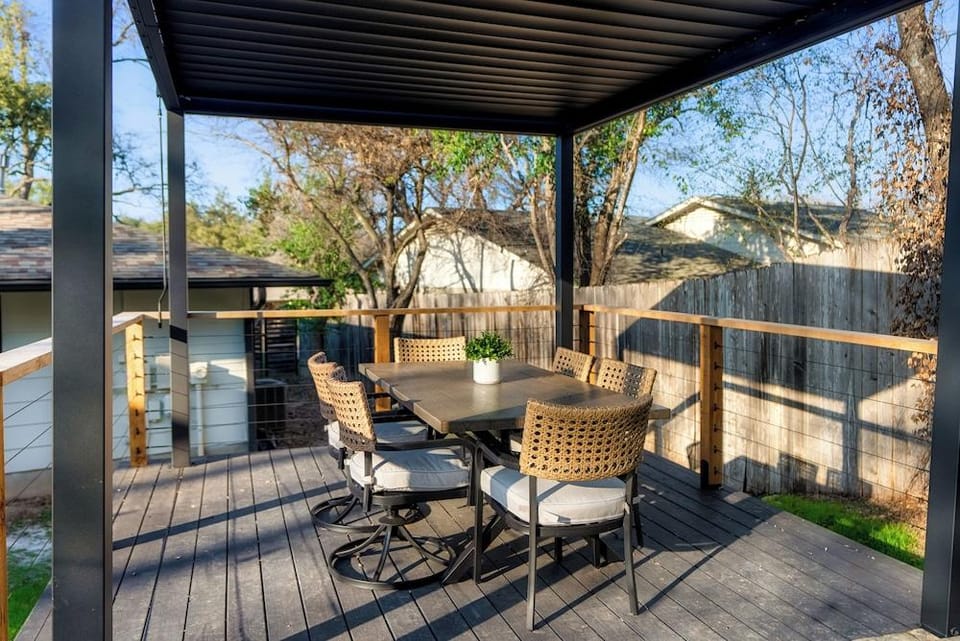 Luxury Zilker Home Pool Hot Tub Kitchen Hotel in Austin