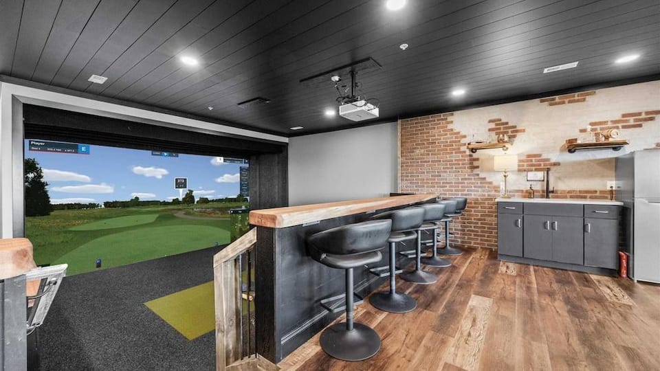 The Back Nine Retreat by Avantstay Private Golf Sim, Firepit & Mountain Views Near Dollywood Hotel in Sevierville