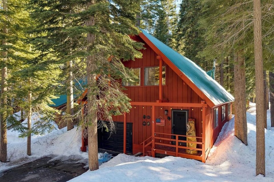 Mountain Cabin w/ Fireplace, Balcony & Easy Ski Access Bear Americana Hotel in Truckee