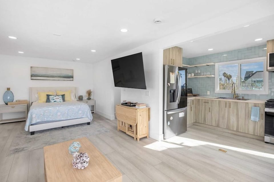 Walk to the Sand! Ocean Views, Balcony & Parking Sunset Surf Hotel in Huntington Beach