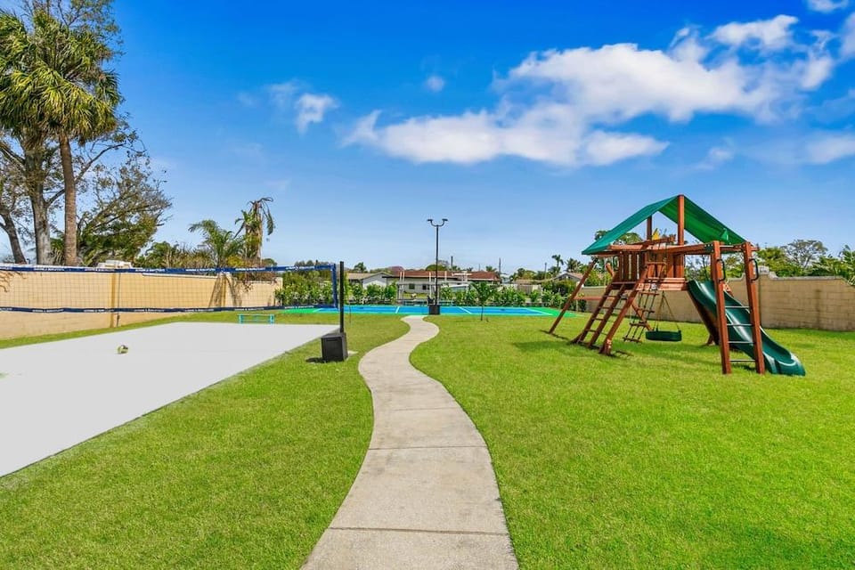 Waterfront Pool Pickleball Court Game Room Hotel in Town N Country