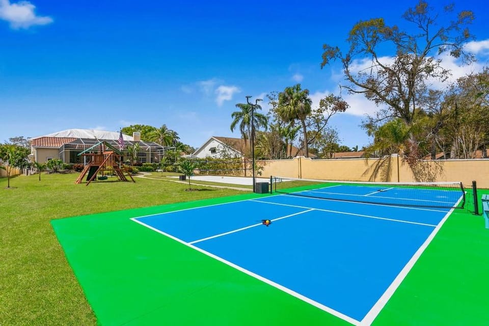 Waterfront Pool Pickleball Court Game Room Hotel in Town N Country