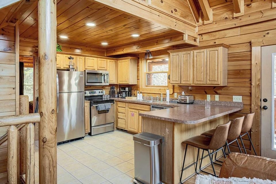 Bear Creek Way by Avantstay Hot Tub, Game Room, Air Hockey, Near Dollywood & Smoky Trails Hotel in Pigeon Forge