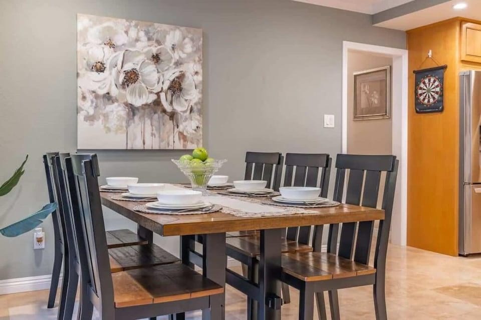 Marbella Lane - Charming 4BR Bungalo for Relaxing Retreat Hotel in Fullerton
