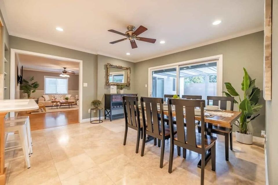 Marbella Lane - Charming 4BR Bungalo for Relaxing Retreat Hotel in Fullerton