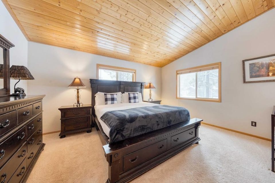 Cabin Retreat w/ Hot Tub & Fireplace - Near Northstar and Downtown Truckee Hotel in Truckee