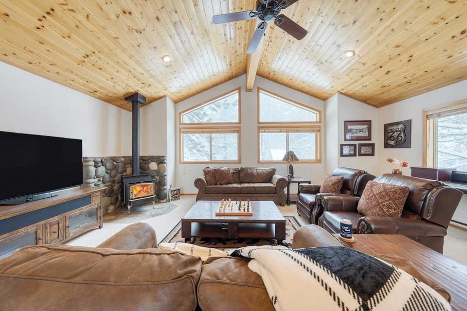 Cabin Retreat w/ Hot Tub & Fireplace - Near Northstar and Downtown Truckee Hotel in Truckee