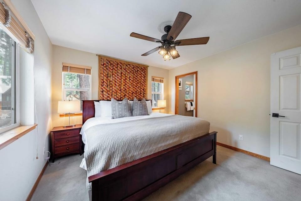 Stylish Truckee Retreat Deck, Near Lake & Skiing Moraine by Avantstay Hotel in Donner Pines Tract