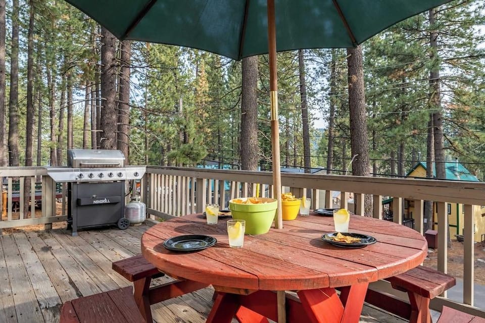 Stylish Truckee Retreat Deck, Near Lake & Skiing Moraine by Avantstay Hotel in Donner Pines Tract