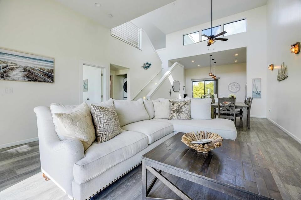 2 Oceanfront Homes w/ Rooftop Deck, Views & Steps to the Sand Hotel in Oceano