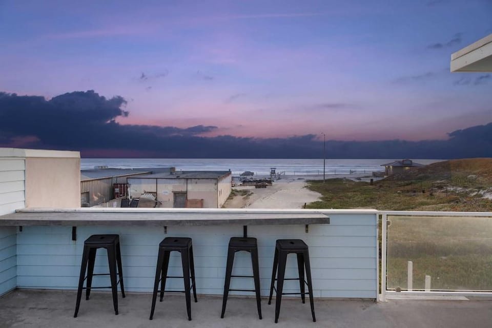 Oceanfront 2BR + Rooftop Deck, & Beach Access Strand Way B Hotel in Oceano