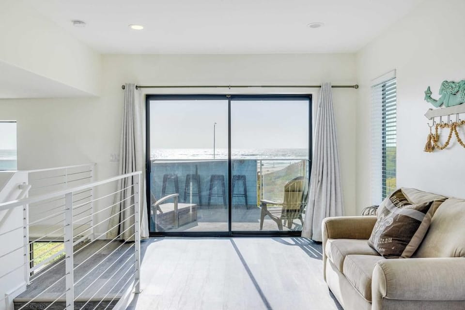Beachfront 2BR w/ Deck, Views & Direct Sand Access Strand Way A Hotel in Oceano