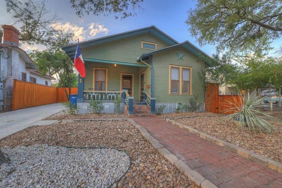 Tolle Haus: W/pool & Firepit-walk to Schlitterbahn, Comal Chutes & Downtown! Hotel in New Braunfels