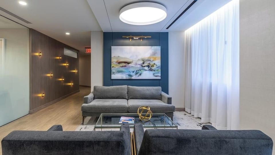 Well Appointed Apartments W Full Comfort Hotel in Crystal City