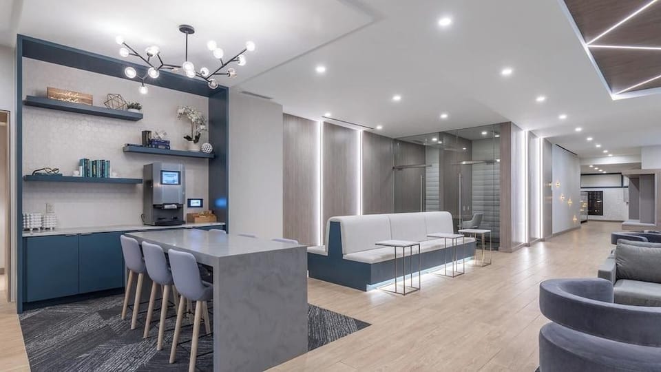 Well Appointed Apartments W Full Comfort Hotel in Crystal City