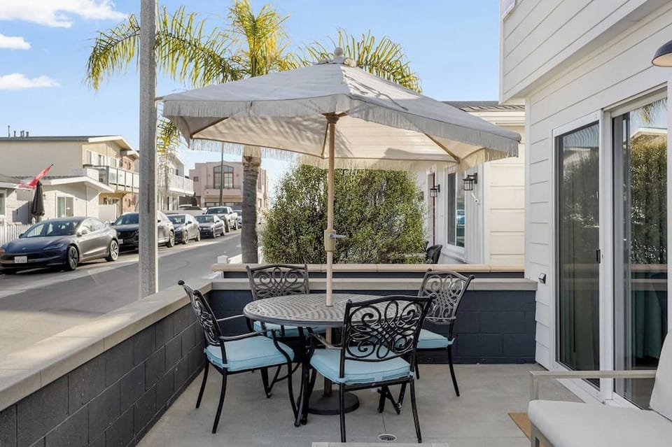 Steps to Sand! 2 Homes in 1 Sleeps 19, Outdoor Space, Walk to Shops & Dining Hotel in Balboa Peninsula