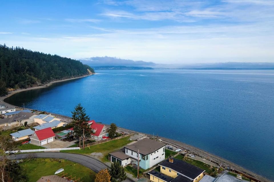 Chic Whidbey Island Waterfront Home w/ Hot Tub, Firepits + Views Hotel in Whidbey Island