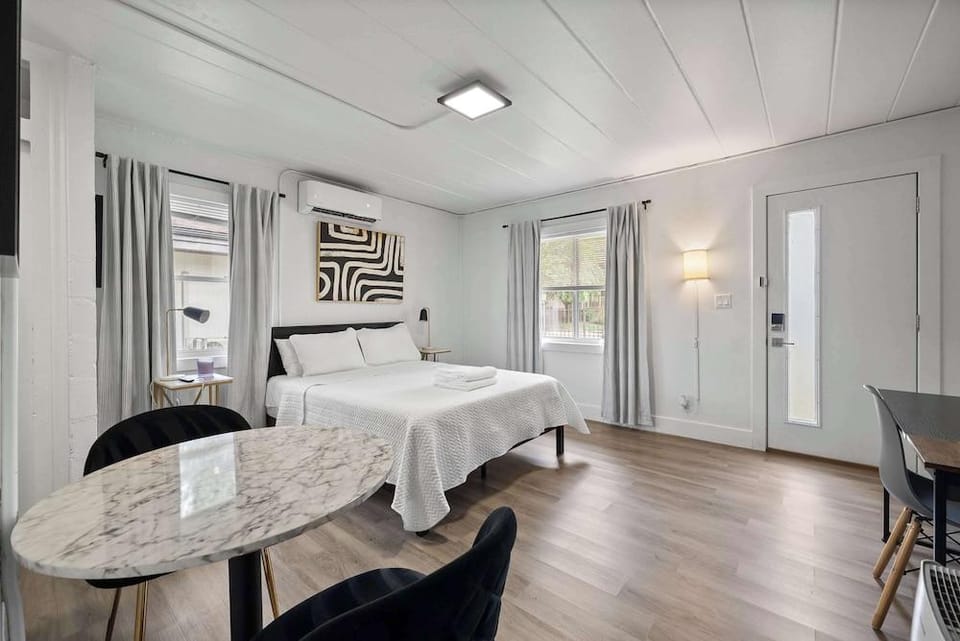 Chic City Retreat 97 Sleeps 2! Hotel in Ohio