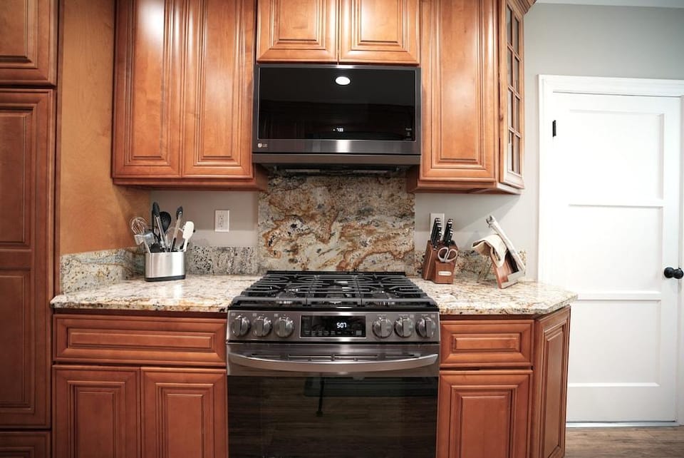 Designer decorated 6 bedroom 4 bath pool home Hotel in Santa Ana