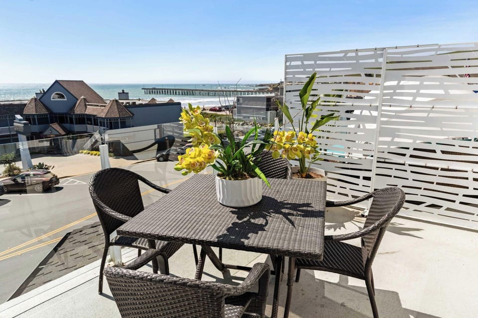 Cayucos Duo 2 Bungalows w/ Views & Lounge Space Pet Friendly Hotel in Cayucos