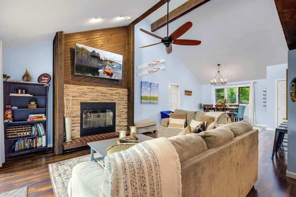Ozark Escape - Enjoy Resort-style Fun Hotel in Lake of the Ozarks