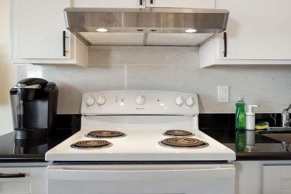 2BR Mountain Retreat with Private Deck Hotel in Pacifica