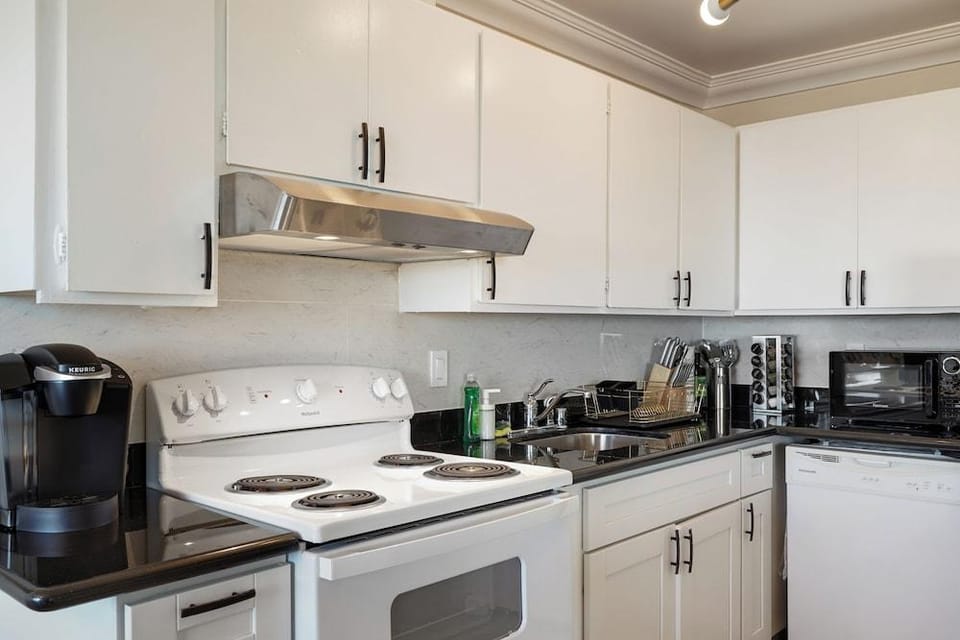 2BR Mountain Retreat with Private Deck Hotel in Pacifica