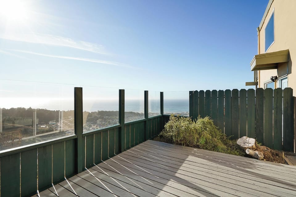 2BR Mountain Retreat with Private Deck Hotel in Pacifica