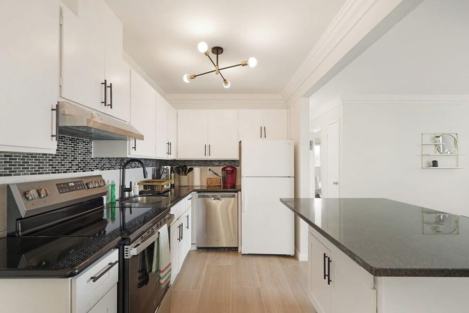 Cozy 2BR Mountain View Private Deck Hotel in Pacifica