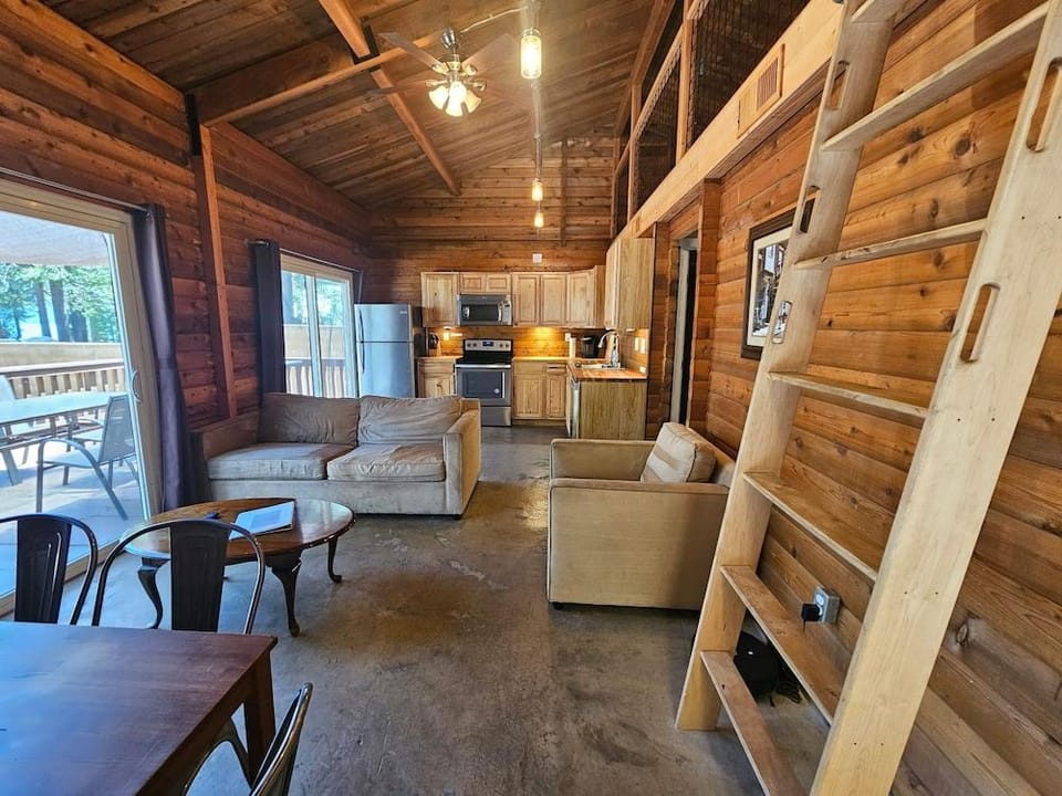 Lakefront Cabin in Prattville Hotel in Lake Almanor