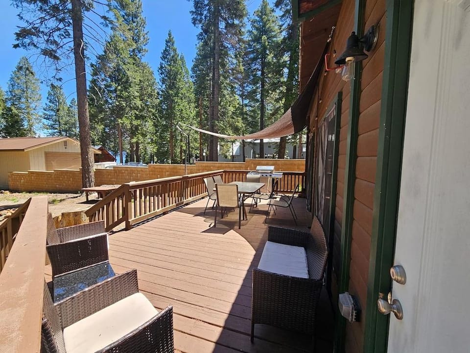 Lakefront Cabin in Prattville Hotel in Lake Almanor
