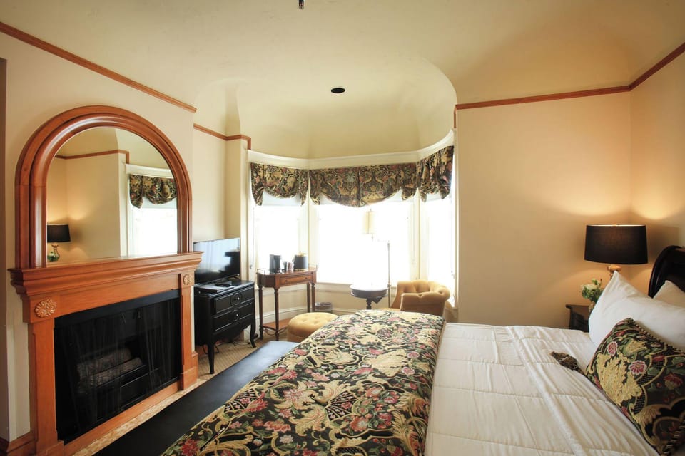 The Charles Pacific Grove - Artfully Designed Inclusive Inn Hotel in Pacific Grove