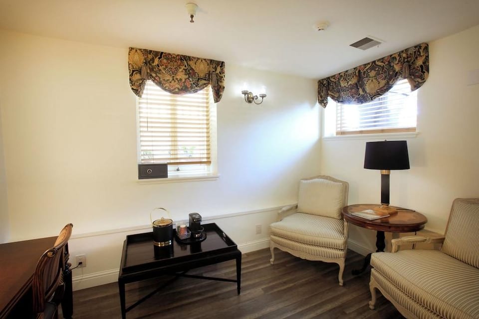 The Charles Pacific Grove - Artfully Designed Inclusive Inn Hotel in Pacific Grove