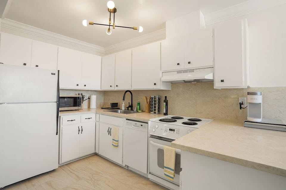 Delightful 2BR Mountain OceanSunset View Hotel in Pacifica