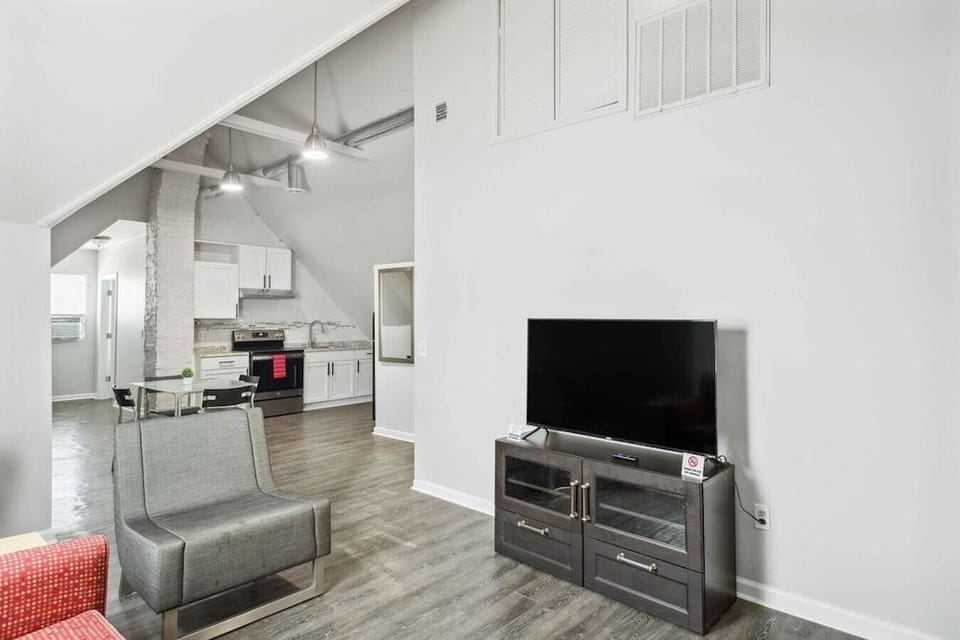Chic Haven Stylish 2BR Oasis in Lansing detroit Hotel in Windsor