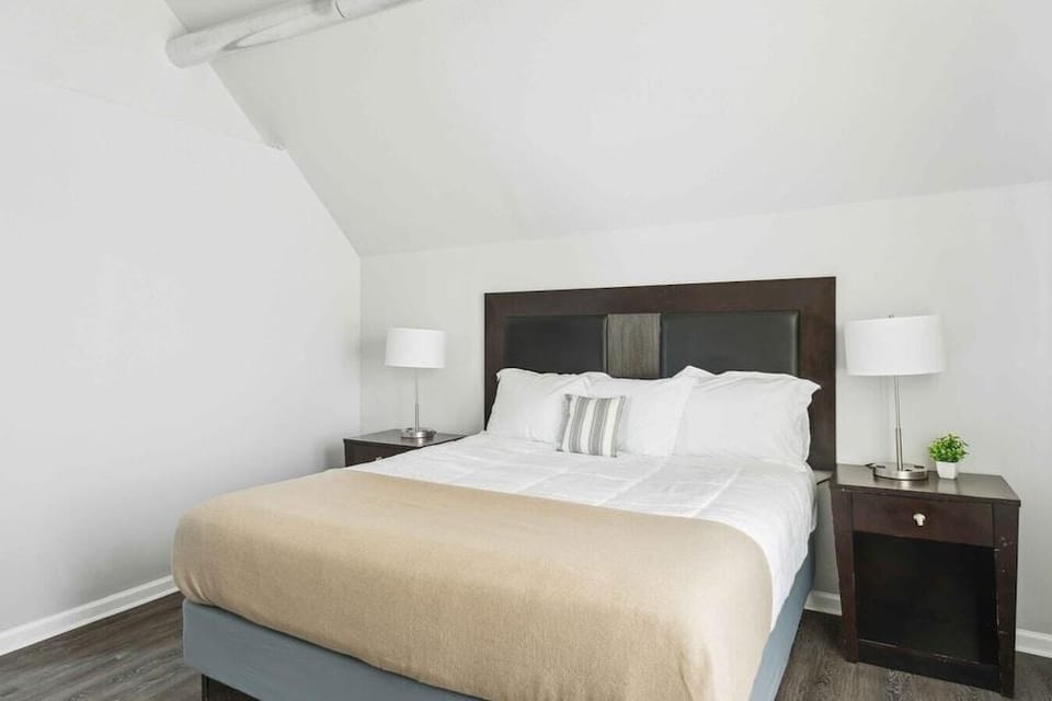 Chic Haven Stylish 2BR Oasis in Lansing detroit Hotel in Windsor
