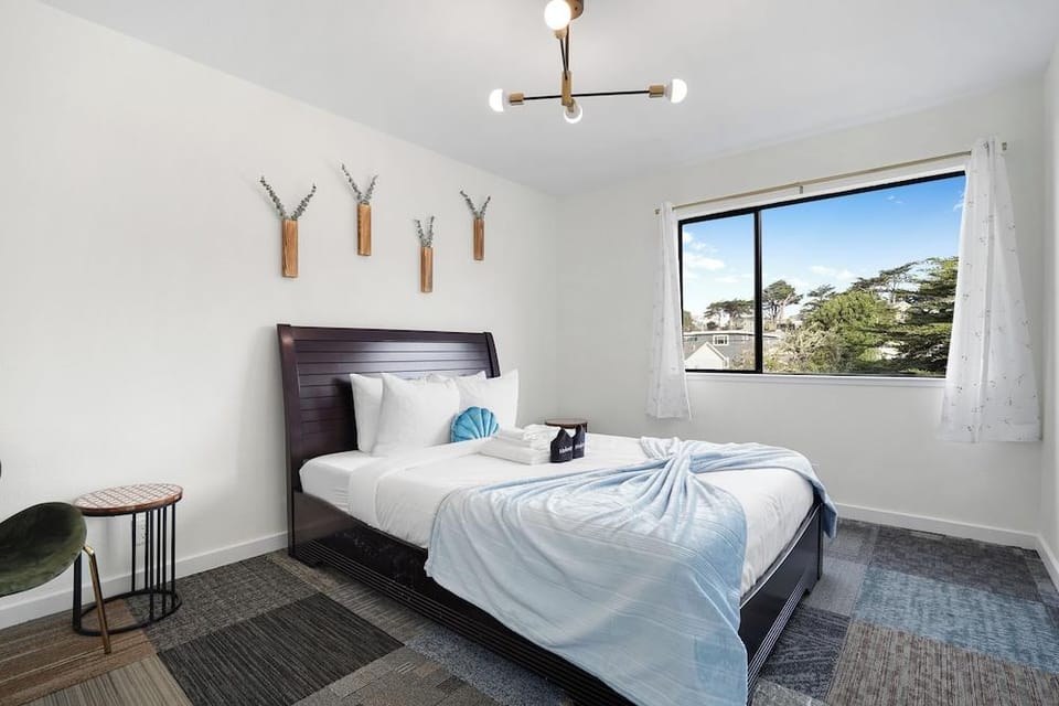 Spacious 5BR Retreat 8 Beds Beach & Golf Hotel in Pacifica