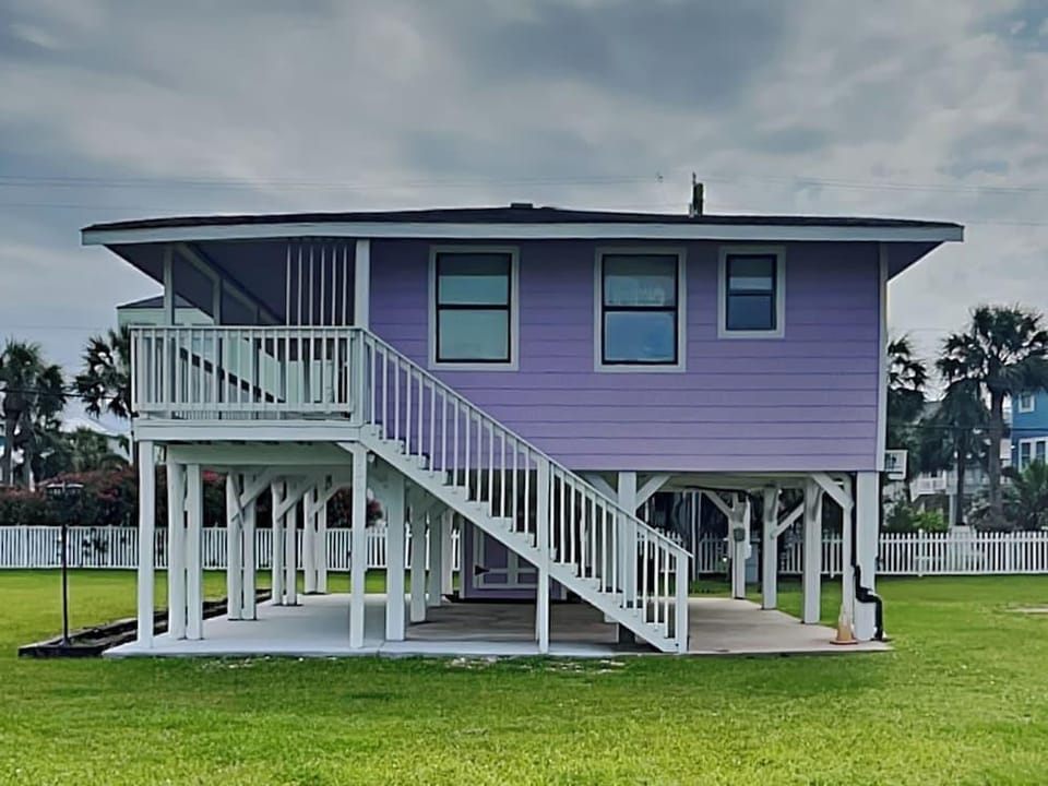 Beachside Tiki Hut by Ryson Vacation Rentals Hotel in Hitchcock