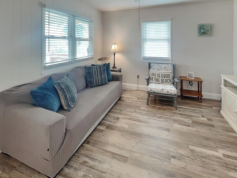 John Silver Cottage by Ryson Vacation Rentals Hotel in Jamaica Beach