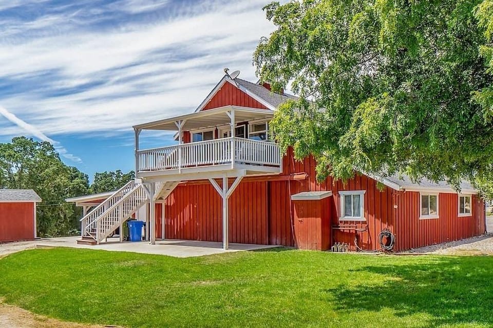 Red Barn Loft Hotel in Templeton