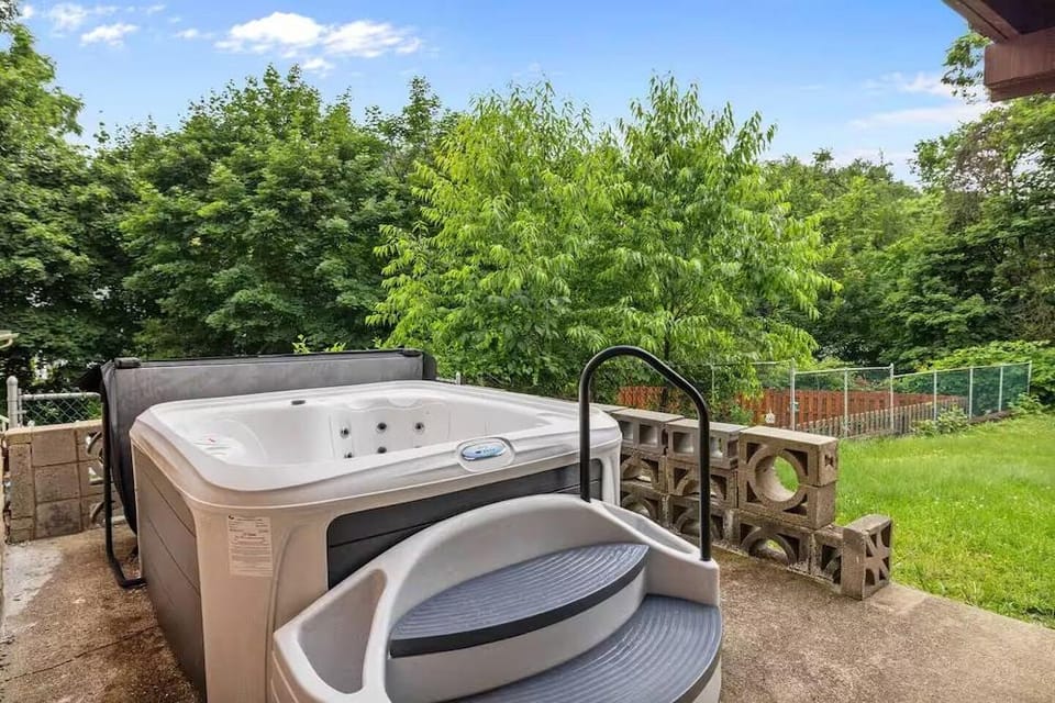 6BDRM with Hot Tub - Mt. Wash Hotel in Pittsburgh