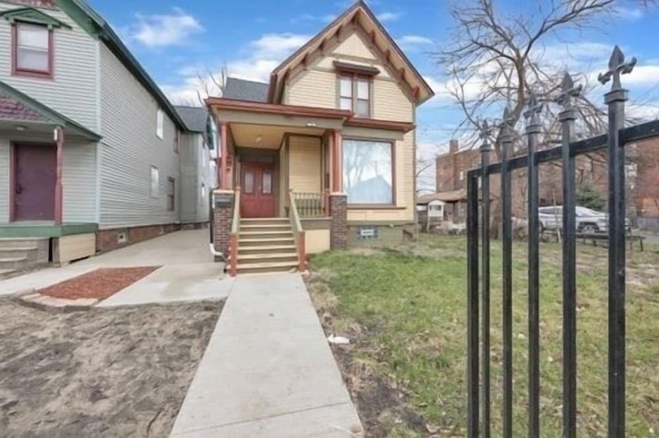 Detroit Getaway: 2-bedroom Apartment for 7 & Wifi Hotel in Windsor