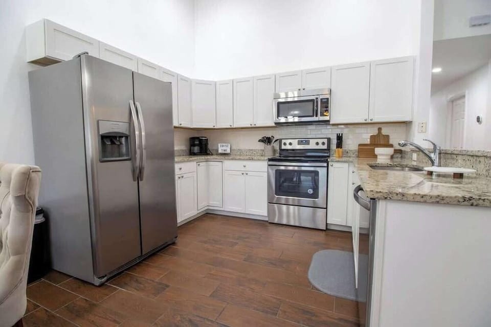 Entire Modern Home in Dade City Hotel in Dade City