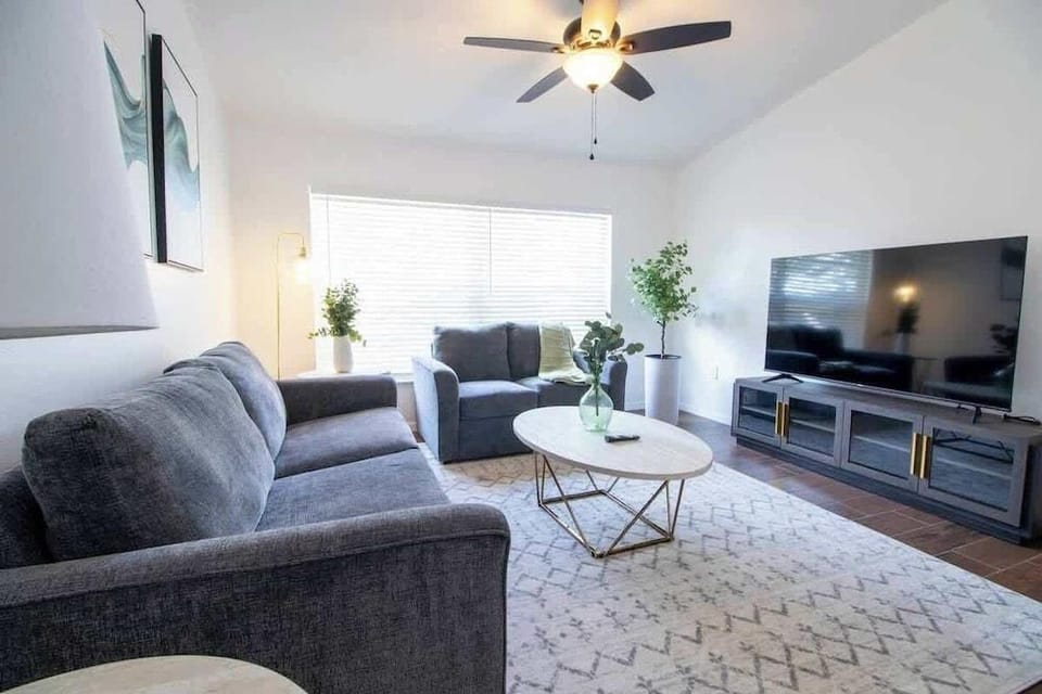 Entire Modern Home in Dade City Hotel in Dade City