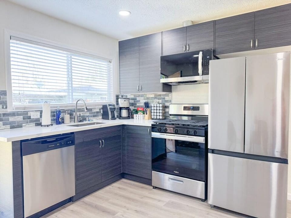 Walk to Google 3BR Home Yard & Kitchen Hotel in Mountain View