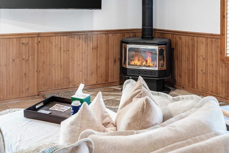 Geraldine Drive by Avantstay Hot Tub, Views, Walk to Trails + Game Room Hotel in Incline Village